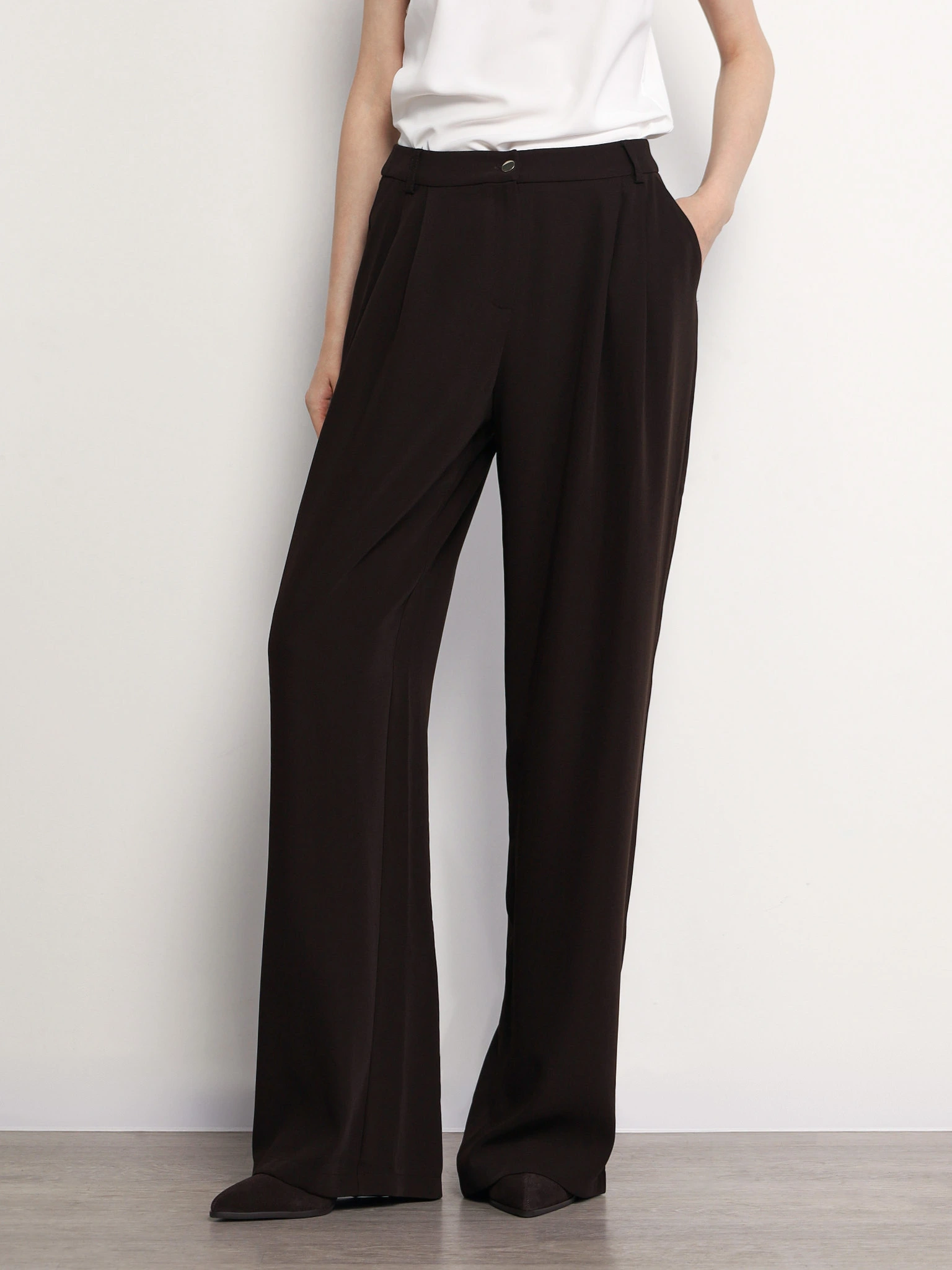 Брюки темно-коричневого цвета расклешенного кроя